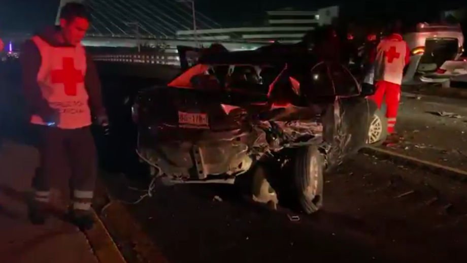 #Accidente 😮 Se registra fuerte carambola en el Felipe Ángeles, cerca del Puente Atirantado