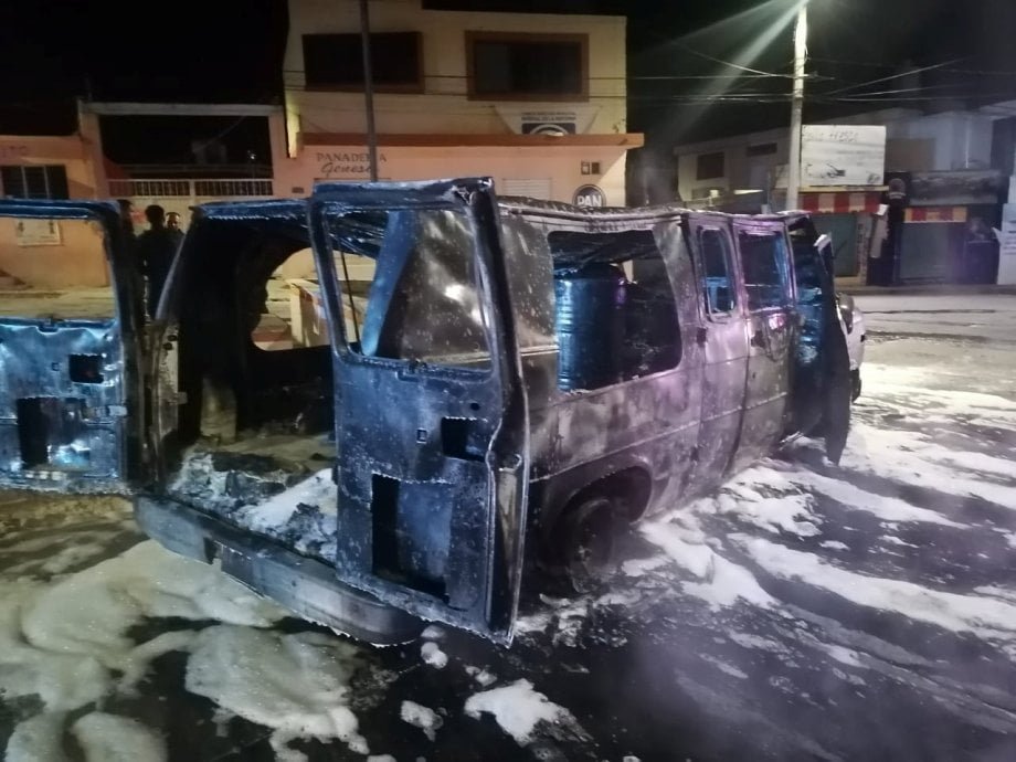 Camioneta cargada de huachicol explota en Mineral de la Reforma
