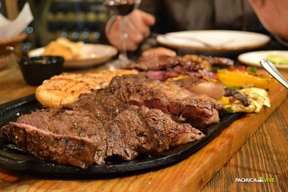 #DíaDelParrillero 🥩 'El Rolas' lleva 23 años liderando la reconocida parrilla de El Lugar del Bife