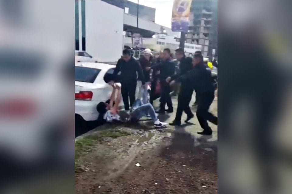 #Video 😱 Captan golpiza de elementos de seguridad de un bar a un adolescente en Pachuca