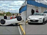 #Accidente 😮 Jóvenes se voltean en auto convertible en Zona Plateada
