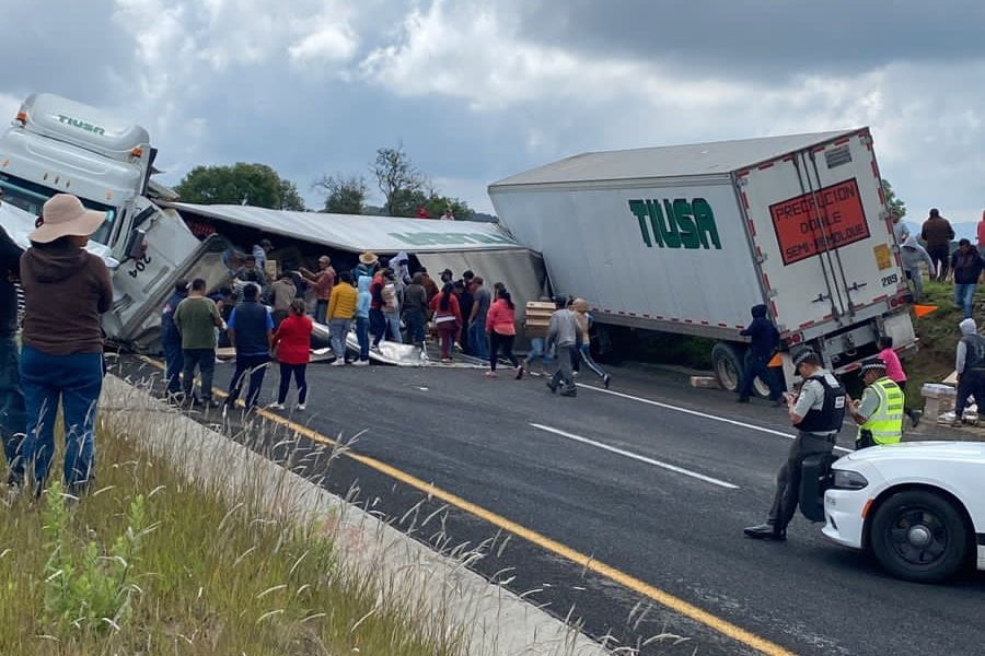 Se accidenta tráiler en el Arco Norte y la rapiña se hace presente