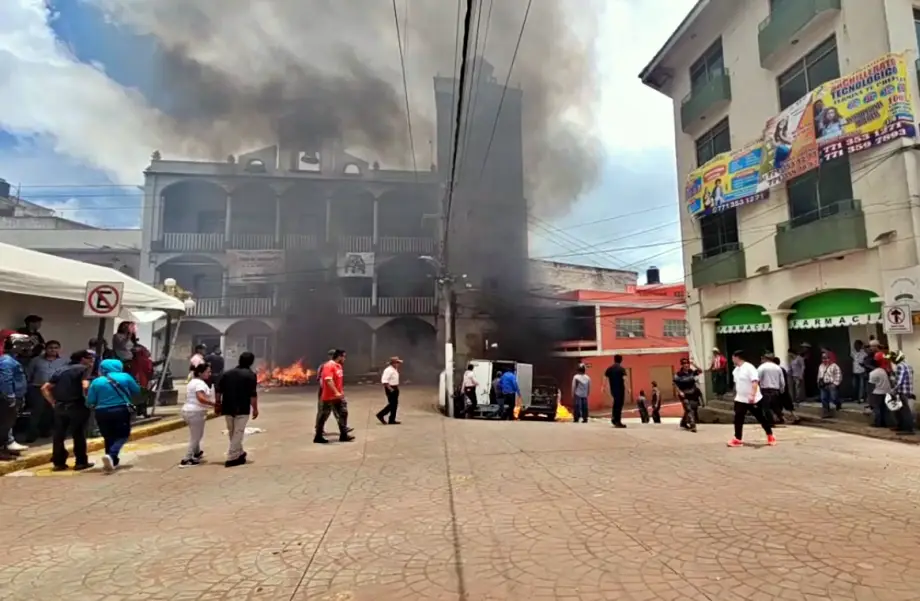 Caos 🔥 Incendiaria protesta en Zacualtipán por abuso policial; el alcalde  tuvo que salir huyendo