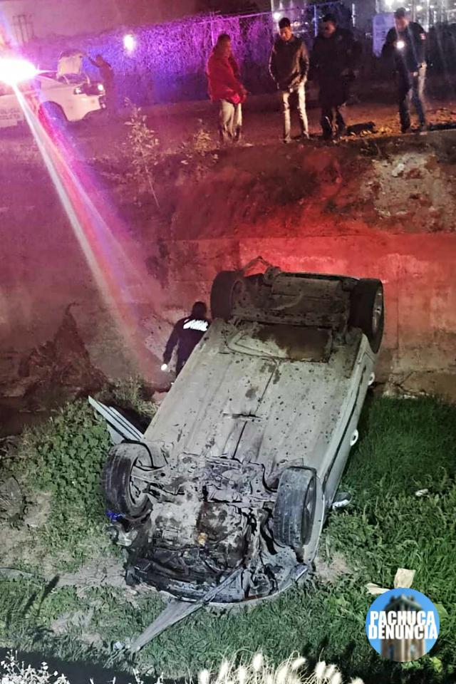 Vuelca vehículo y acaba en el canal... accidente atrás del Gota de Plata