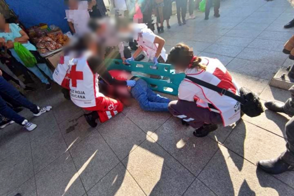 Hombre es agredido brutalmente en pleno centro de Pachuca, frente al Reloj