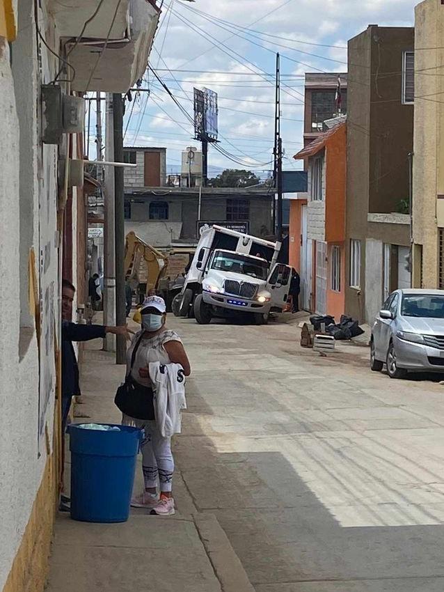 #Bachuca: Se hunde camión recolector de basura en maltratada calle