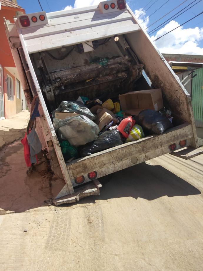 #Bachuca: Se hunde camión recolector de basura en maltratada calle