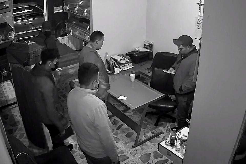 #Video: Violento atraco captado en funeraria de Pachuca