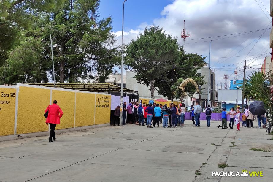 Cierran la primaria Juan C. Doria en Pachuca; padres de familia exigen destitución de directora