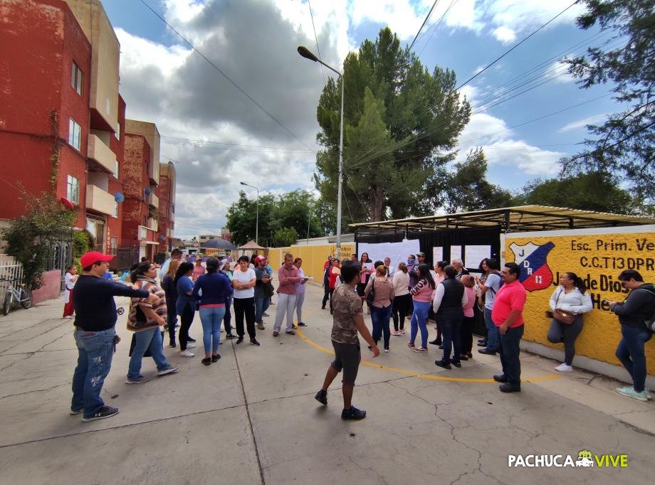 Cierran la primaria Juan C. Doria en Pachuca; padres de familia exigen destitución de directora