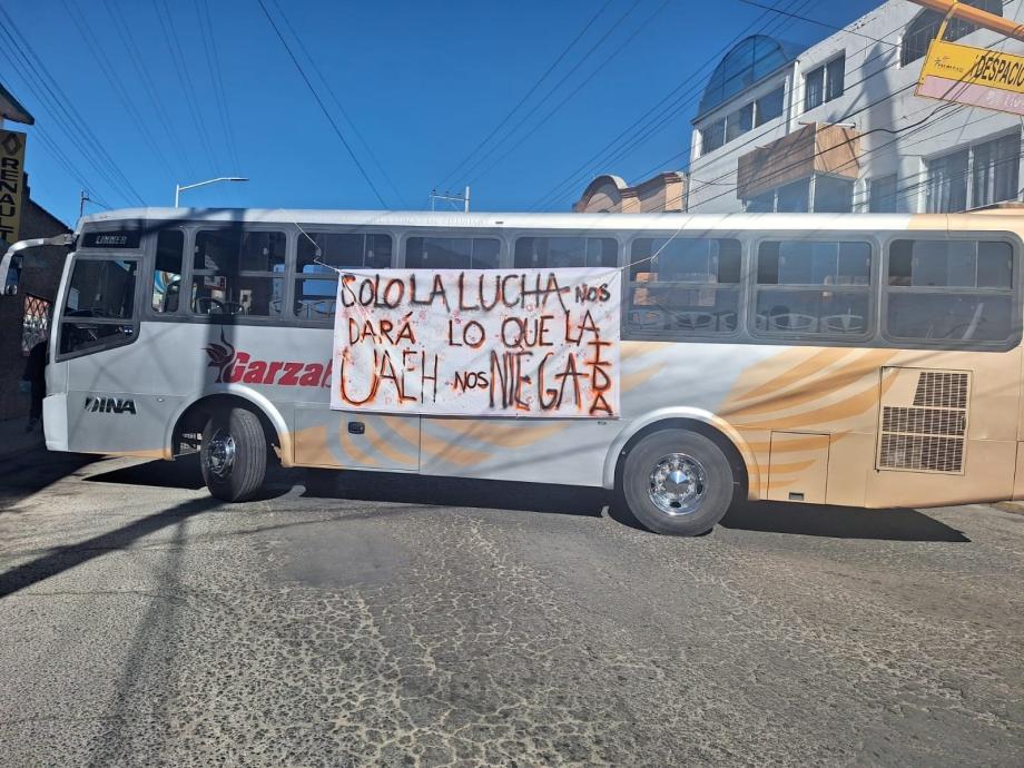 Conflicto UAEH: edificio central de Abasolo se convierte en zona de batalla