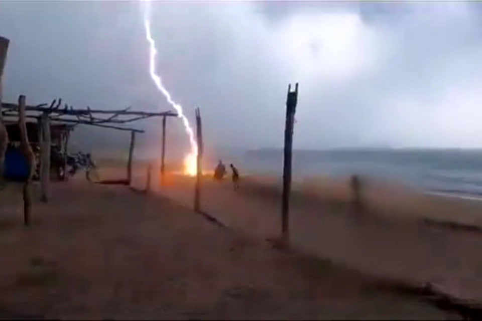 Rayo alcanza y mata a dos personas en playa mexicana (video)