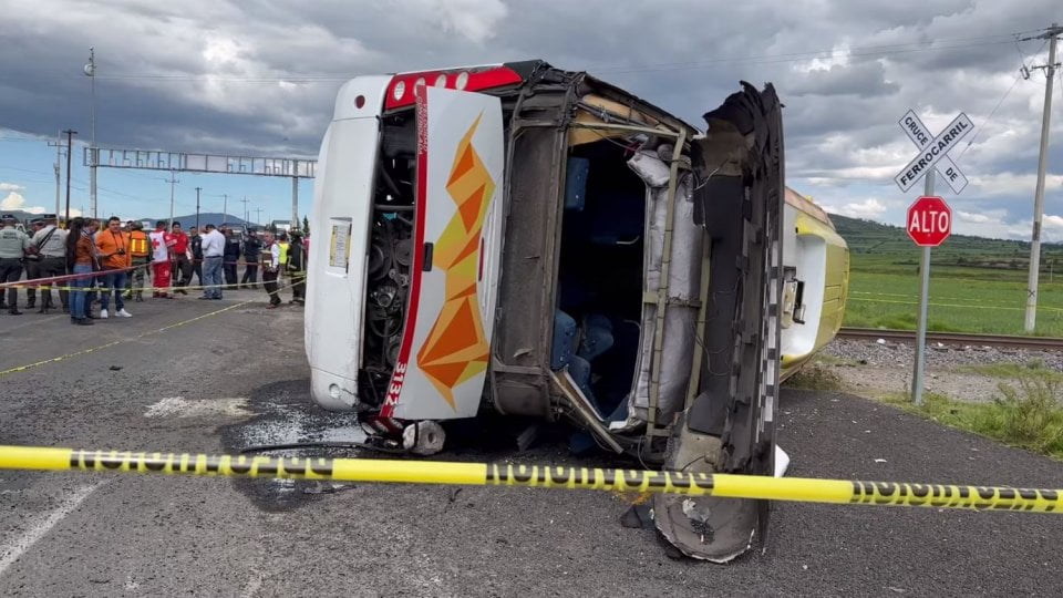 Tragedia en el sur de Hidalgo: tren arrastra a autobús lleno de estudiantes; hay 3 fallecidos y varios lesionados