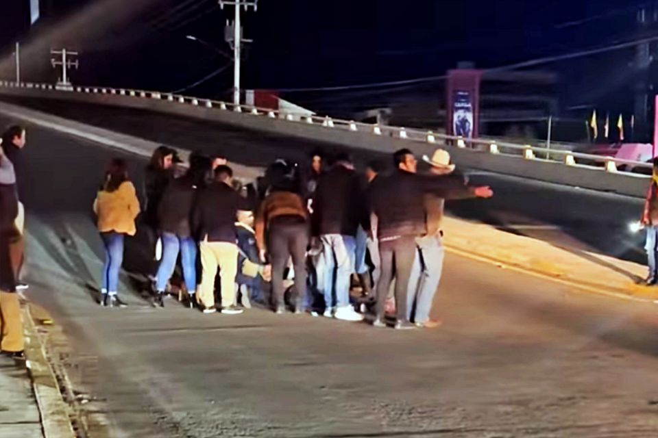 Pareja es atropellada al salir del Palenque de la Feria de Pachuca