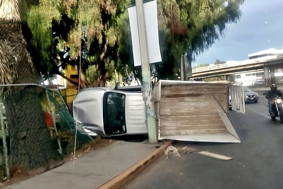 #Accidente 😦 Camioneta sufre fuerte volcadura frente a la glorieta del Puente Atirantado, en Pachuca