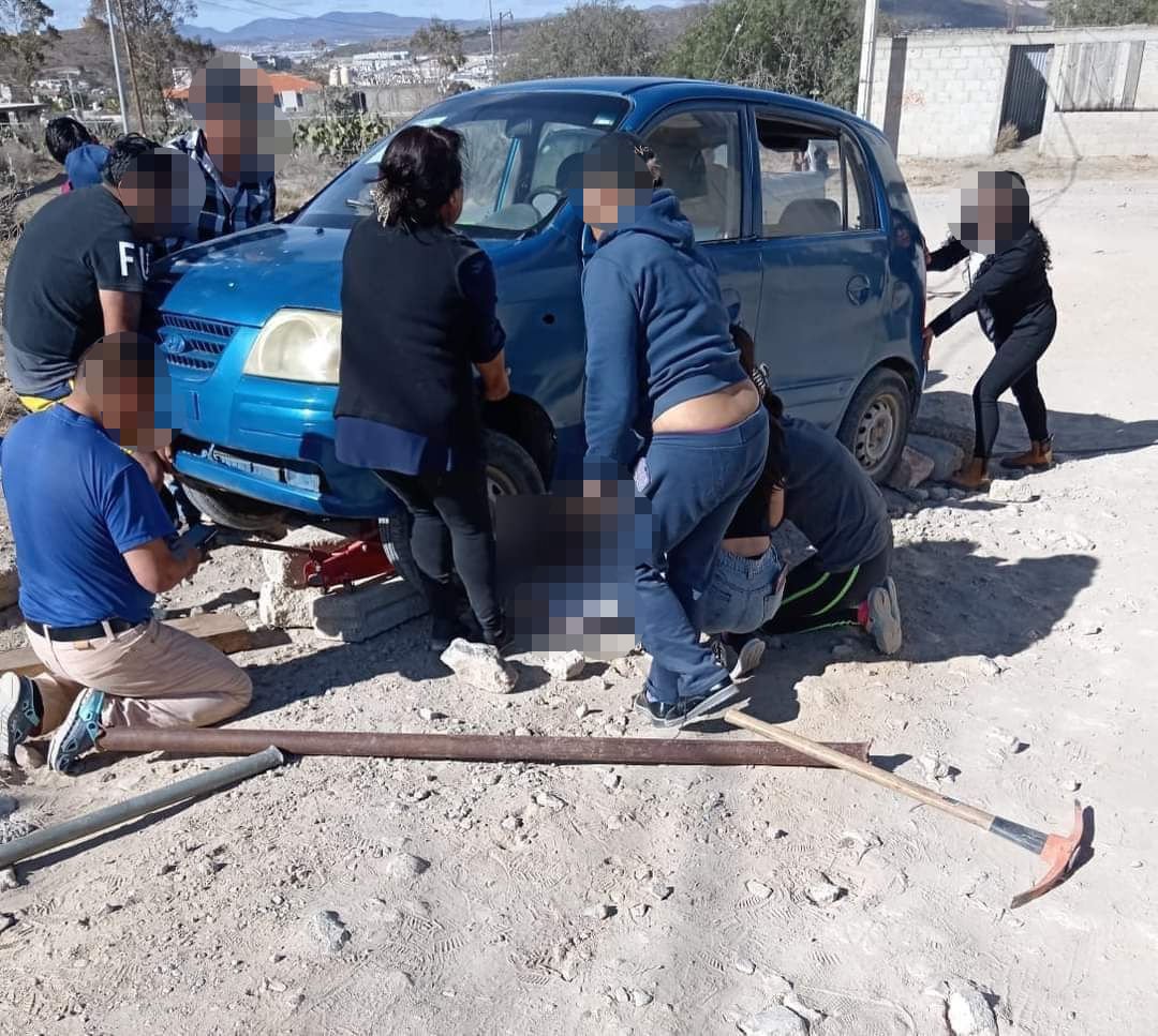 Reparaba su auto y este le cayó encima; así perdió la vida un hombre en Mineral de la Reforma