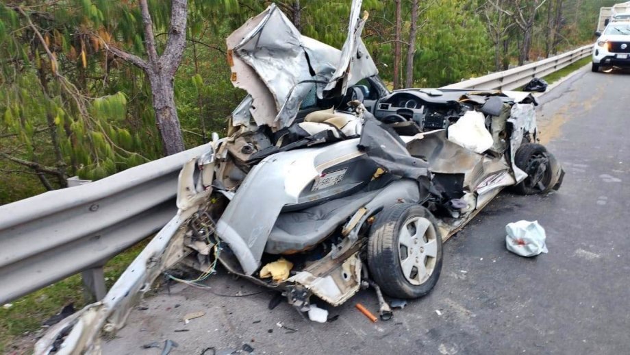 Conductor salió vivo de milagro: así quedó su vehículo tras escalofriante accidente en Acaxochitlán