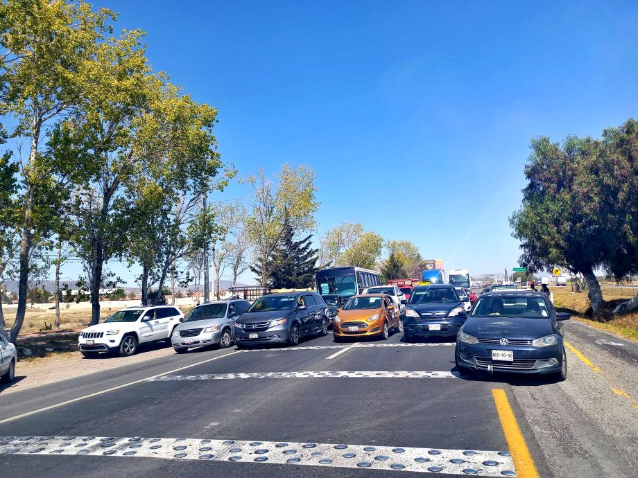 Bloquean padres de familia la México-Pachuca; denuncian que niños fueron abusados en preescolar de San Pedro Huaquilpan