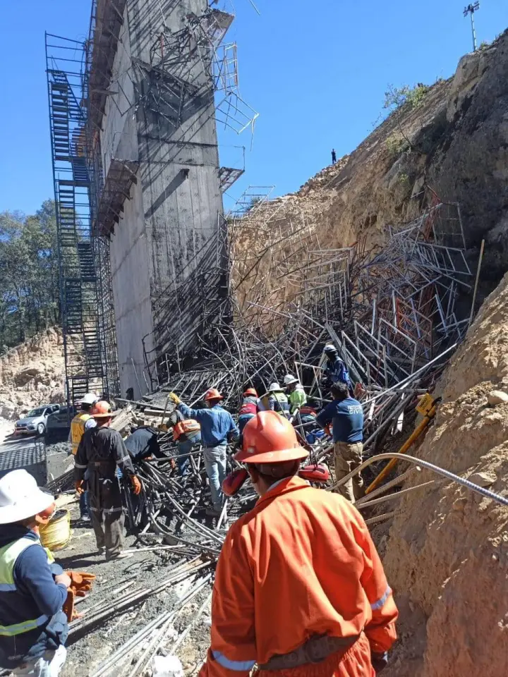 Colapsa estructura de las obras de la carretera Real del Monte - Huasca