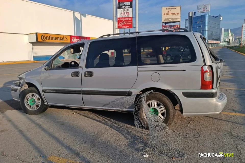 #Fotos: Así acabó una camioneta tras volcar y tumbar la reja en Plaza Perisur Pachuca