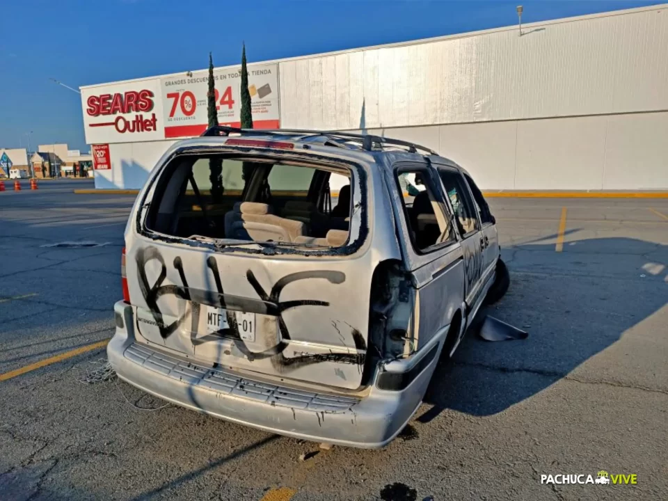 #Fotos: Así acabó una camioneta tras volcar y tumbar la reja en Plaza Perisur Pachuca