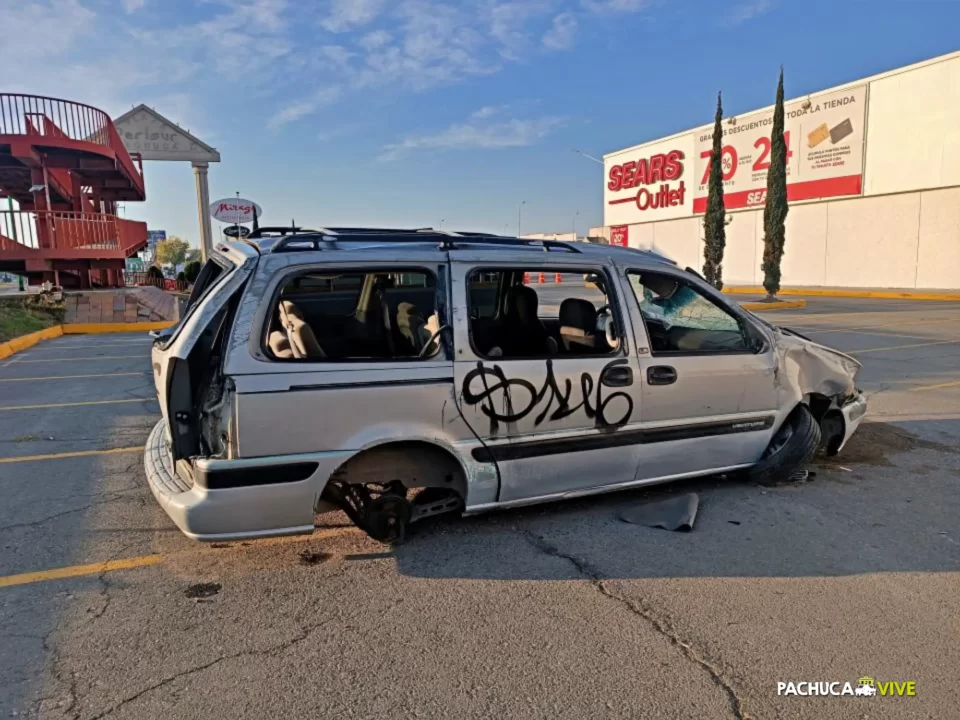 #Fotos: Así acabó una camioneta tras volcar y tumbar la reja en Plaza Perisur Pachuca