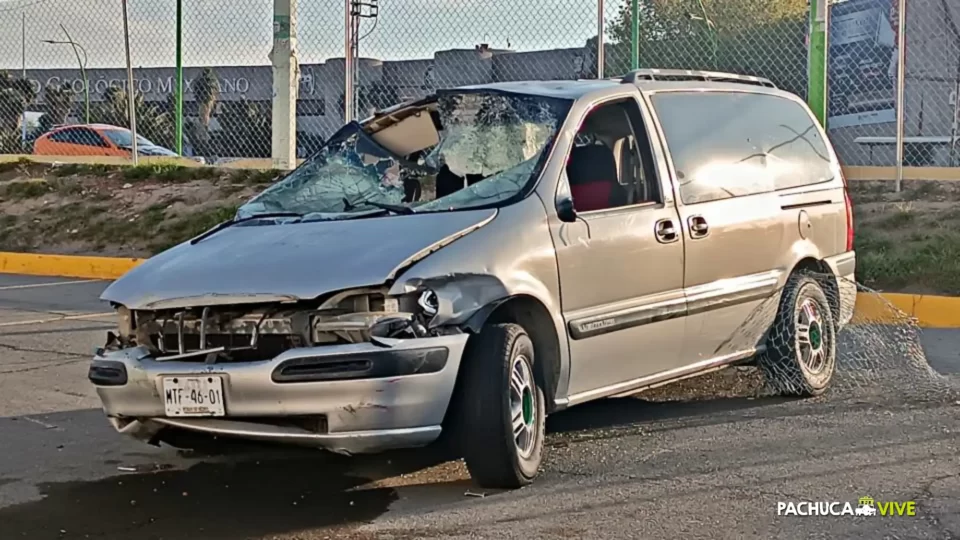 #Fotos: Así acabó una camioneta tras volcar y tumbar la reja en Plaza Perisur Pachuca