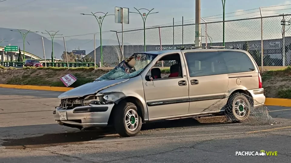 #Fotos: Así acabó una camioneta tras volcar y tumbar la reja en Plaza Perisur Pachuca