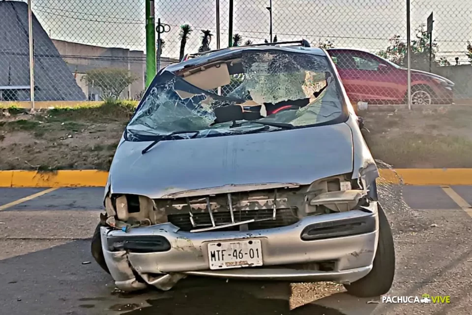 #Fotos: Así acabó una camioneta tras volcar y tumbar la reja en Plaza Perisur Pachuca
