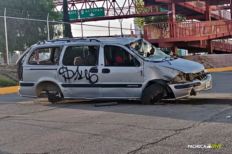 #Fotos: Así acabó una camioneta tras volcar y tumbar la reja en Plaza Perisur Pachuca
