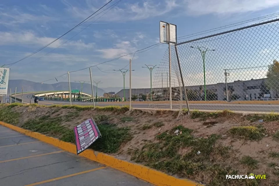 #Fotos: Así acabó una camioneta tras volcar y tumbar la reja en Plaza Perisur Pachuca