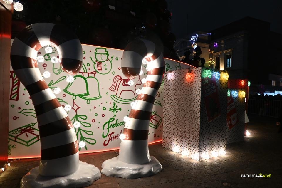 Con luces y pirotecnia, así encendieron el árbol navideño en plaza Juárez de Pachuca (fotos y videos)