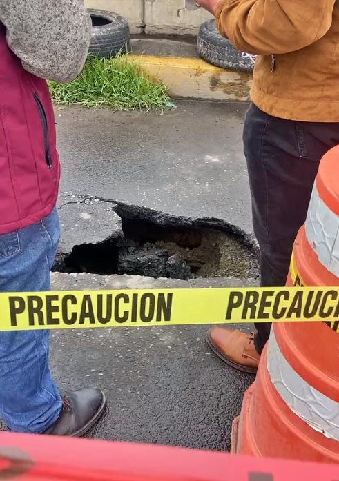 ¡Se abrió el pavimento! Descubren pozo en supuesto socavón sobre el Río de las Avenidas