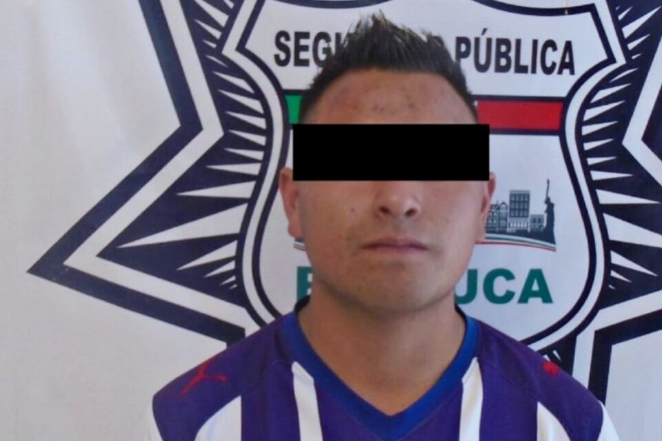 Sujeto agrede a su hijo afuera de una escuela en Pachuca y acaba detenido