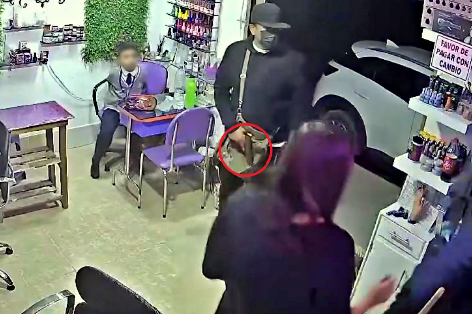 #Video: Asaltantes aterrorizan a mujeres y un menor en estética; ocurrió en Tizayuca