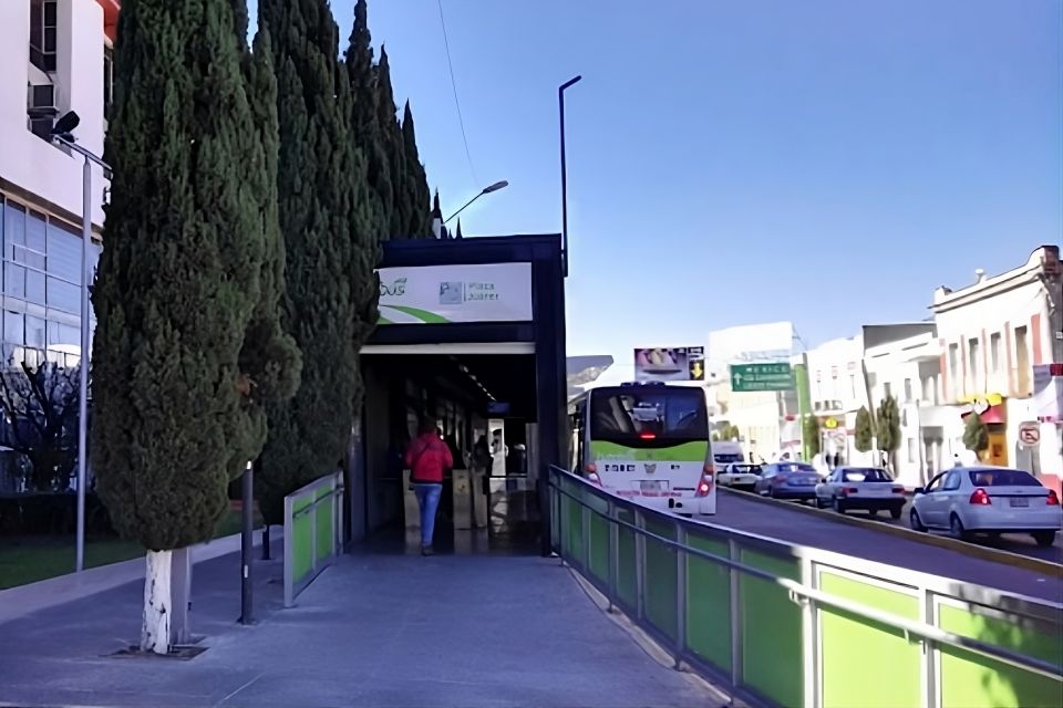 Incidente en el Tuzobús: mujer resulta lesionada en una mano tras cierre de puertas en estación