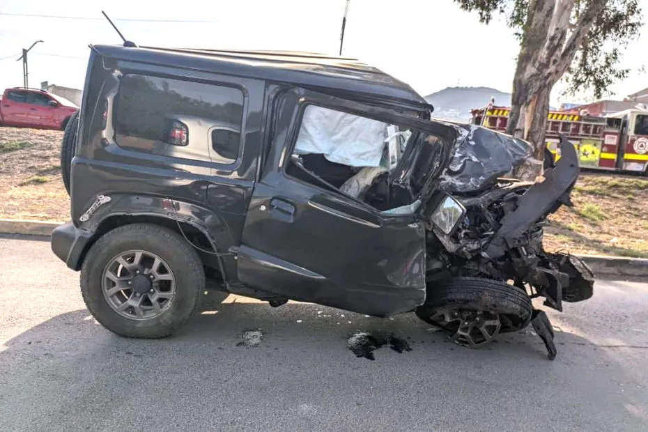 ¡Brutal! Así acabó una camioneta tras impactar contra un árbol en Río de las Avenidas