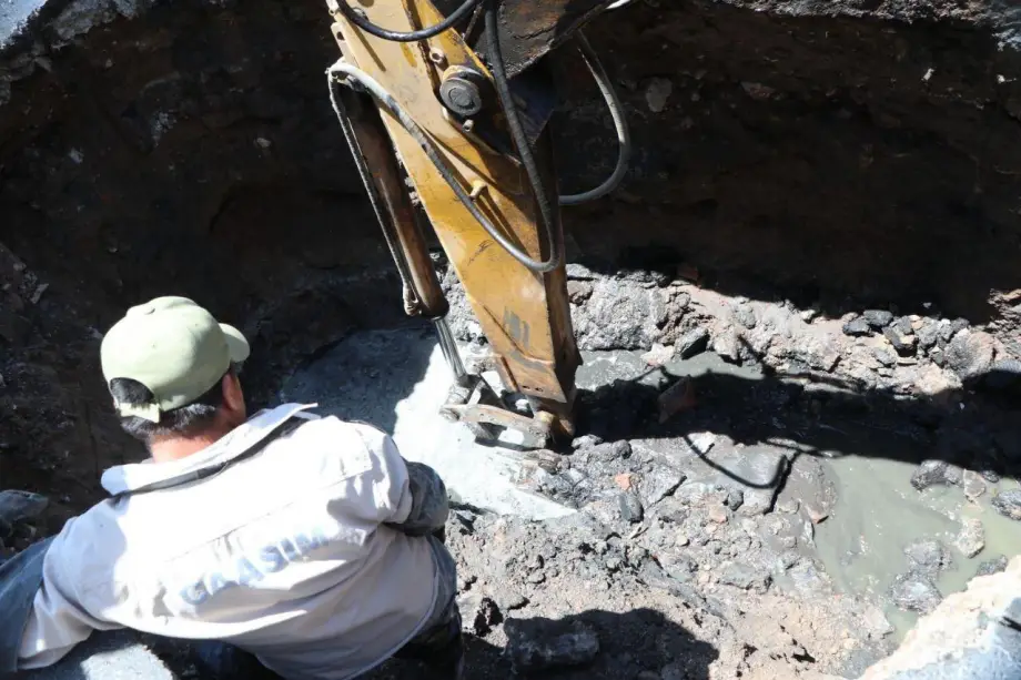 Socavón formado este lunes en Pachuca fue por colapso en el drenaje; tiene 3 metros de profundidad