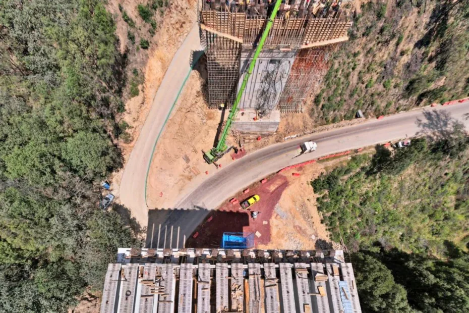 ¡Peligroso! Cae cimbra sobre un vehículo en la carretera Real del Monte-Huasca; el cuarto incidente en estas obras