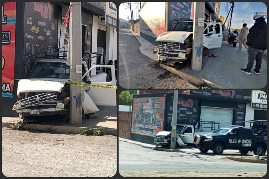 Camioneta termina incrustada entre un muro y un poste en Mineral de la Reforma; una mujer falleció en el accidente