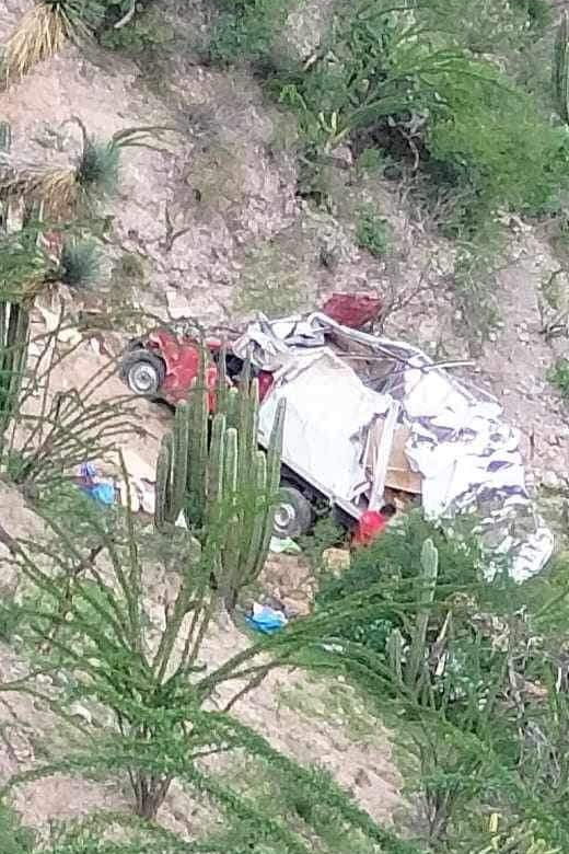 ¡Volvió a nacer! Camioneta cae a voladero de 100 metros y conductor se salva de milagro; ocurrió en Zimapán