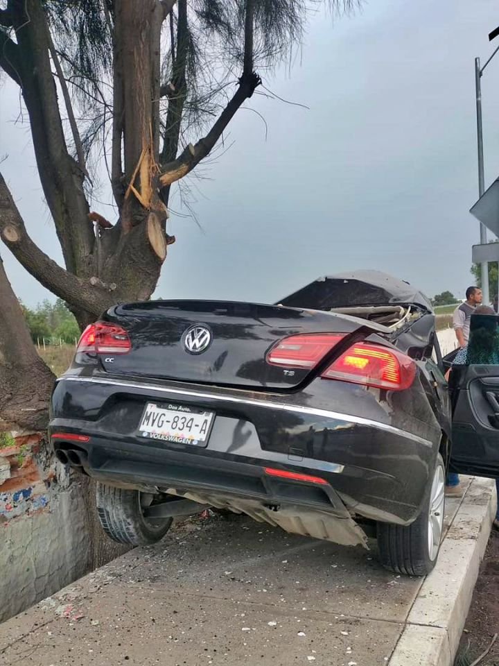 Pareja resulta prensada tras fuerte accidente en la carretera federal México-Pachuca