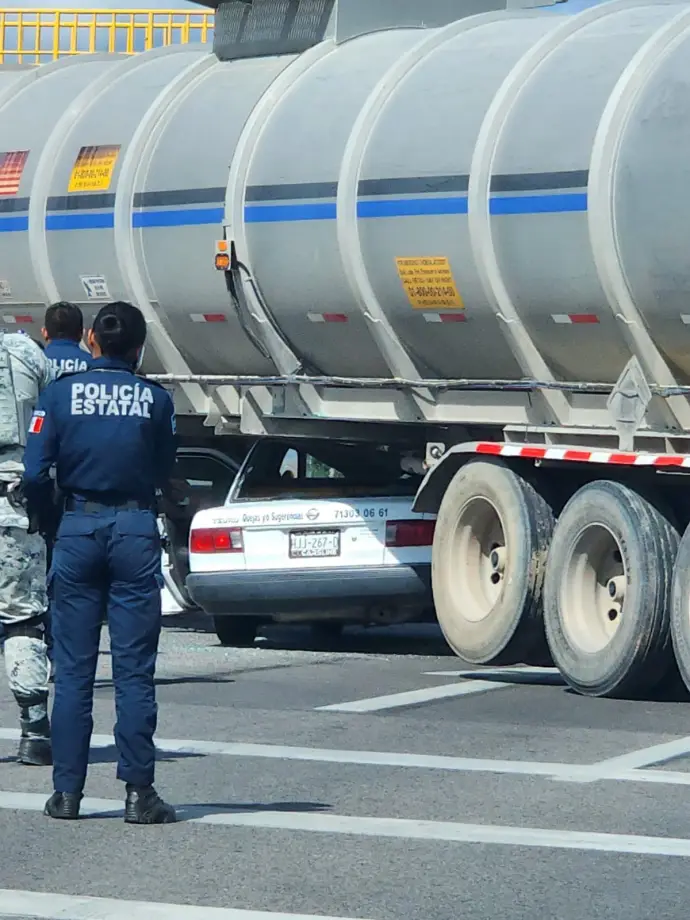 Trabajador municipal de Epazoyucan se salva de milagro tras accidentarse contra una pipa en la Pachuca-Tulancingo