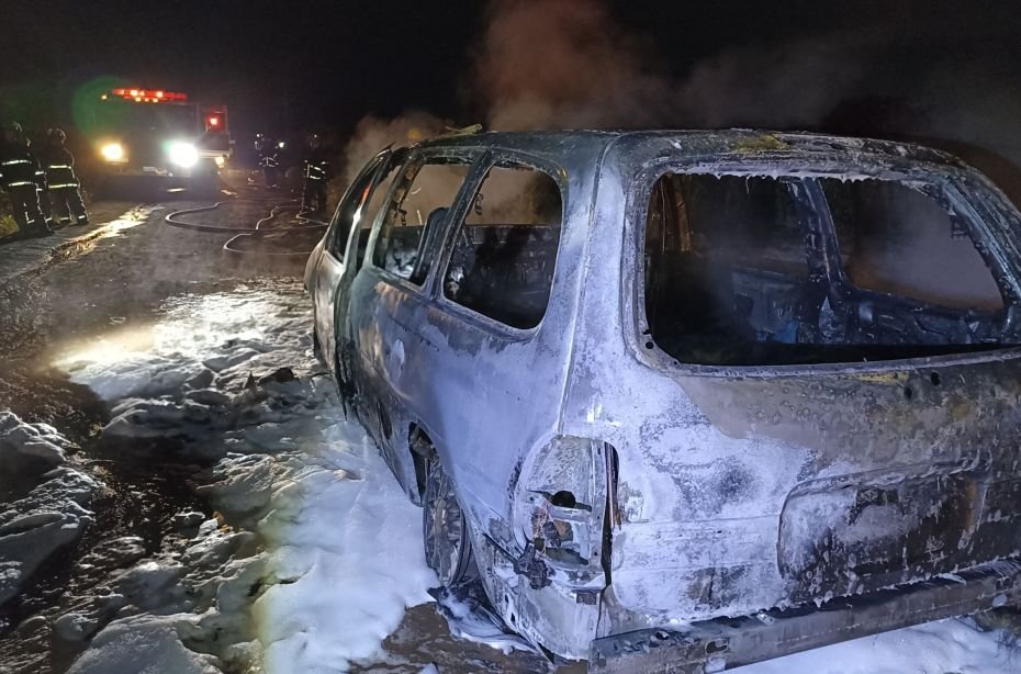 Arde vehículo cargado de huachicol en el municipio de Epazoyucan