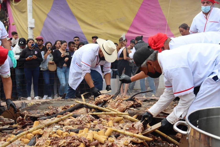 ¡Delicia monumental! Crean en Hidalgo la barbacoa más grande de México | Fotos y video