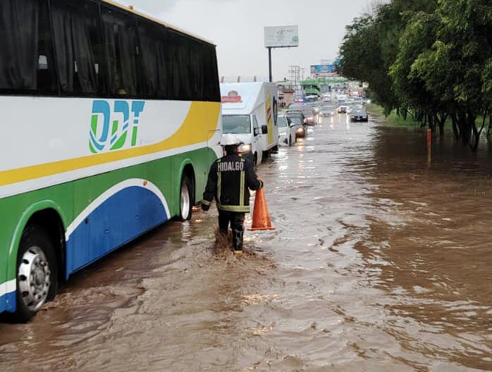 ¡Otra vez! Colapsan vialidades de Pachuca tras fuertes lluvias de este miércoles | FOTOS