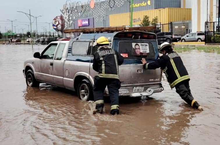 ¡Otra vez! Colapsan vialidades de Pachuca tras fuertes lluvias de este miércoles | FOTOS