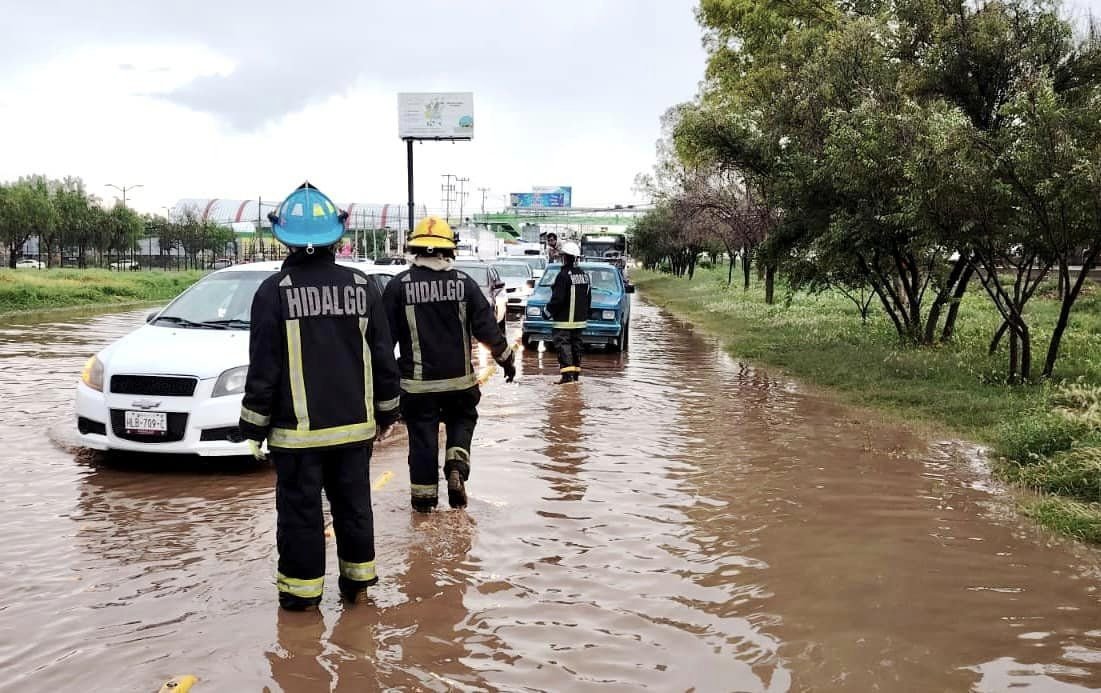 ¡Otra vez! Colapsan vialidades de Pachuca tras fuertes lluvias de este miércoles | FOTOS