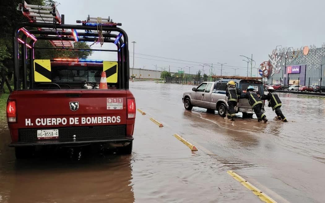¡Otra vez! Colapsan vialidades de Pachuca tras fuertes lluvias de este miércoles | FOTOS