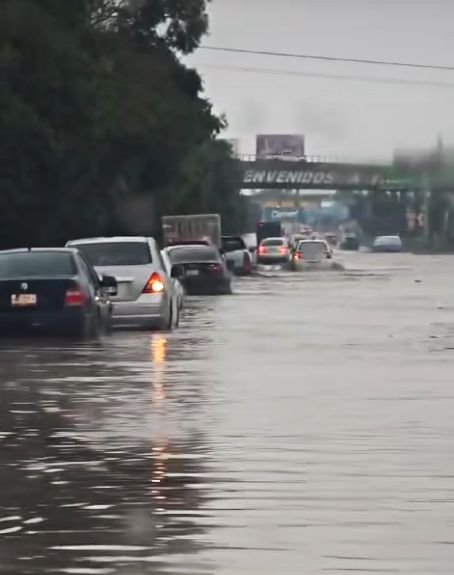 ¡Otra vez! Colapsan vialidades de Pachuca tras fuertes lluvias de este miércoles | FOTOS